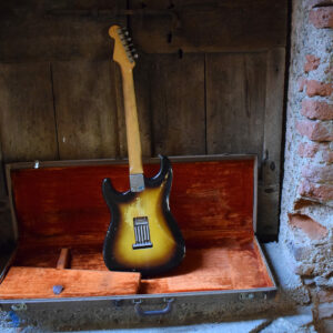 Fender Stratocaster Sunburst 1960 - standing backside
